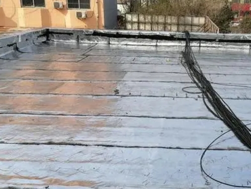 新北卫生间漏水维修公司分享下新北屋面楼顶防水刚性防水层施工要点。